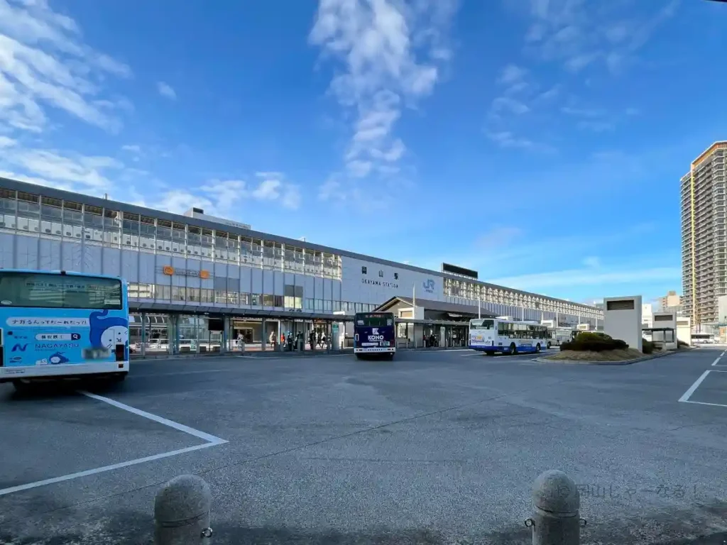 岡山駅東口バスターミナル全体の風景