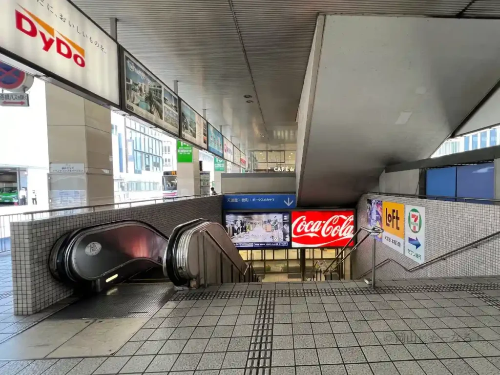 天満屋バスセンターから表町商店街へ続く地下通路の階段