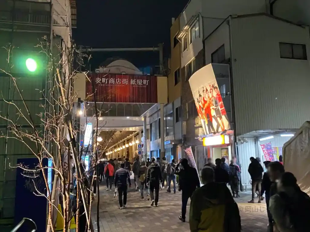 ハレノワからサーカスホールに歩く帰宅客の風景