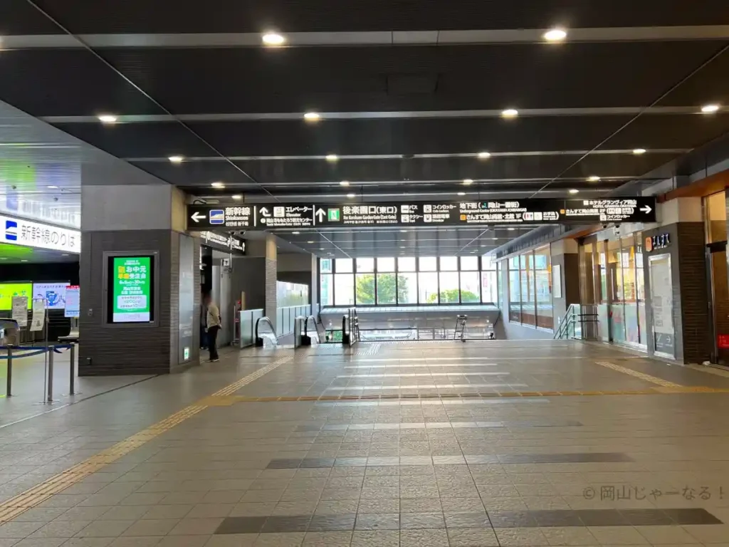 岡山駅2階の新幹線改札前と東西連絡通路の様子
