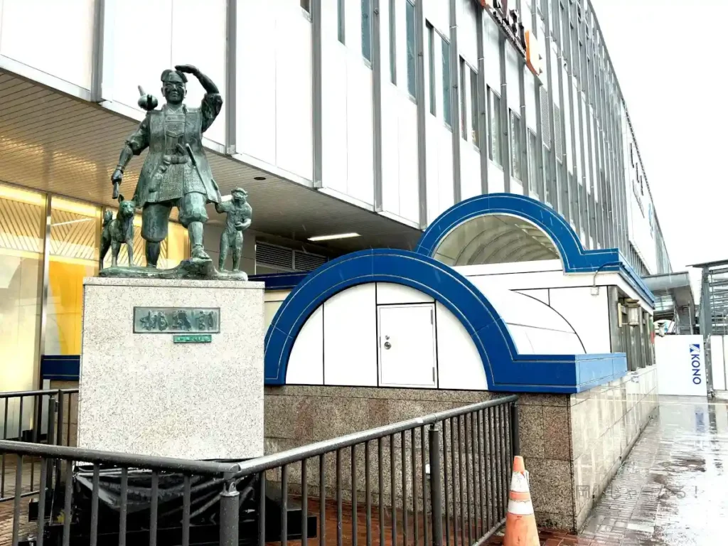 岡山駅前で仮移設された桃太郎像