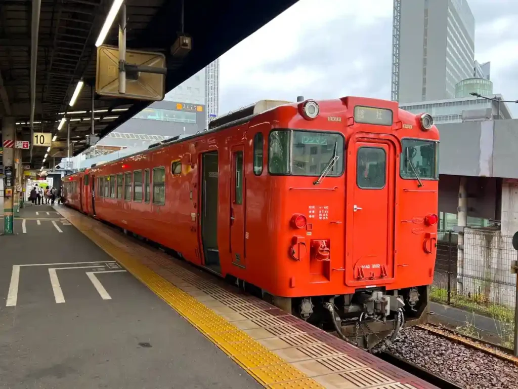 岡山駅10番ホームに停車するJR桃太郎線（吉備線）の普通列車