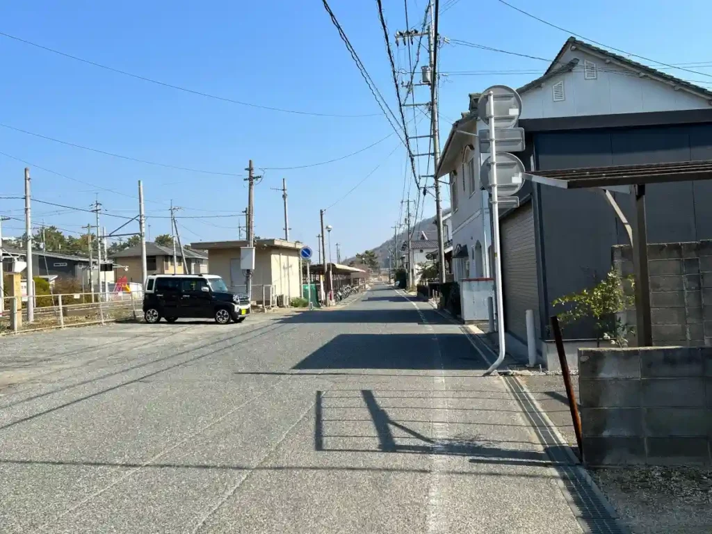 吉備津駅から吉備津神社へ続く参道への道