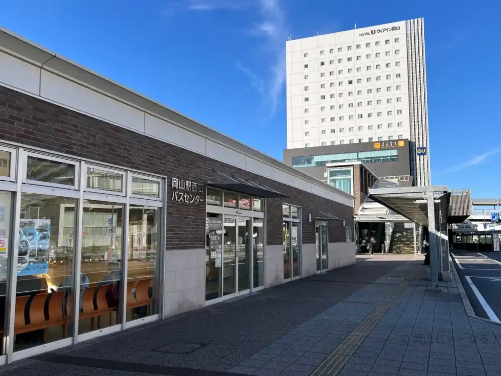 岡山駅西口バス乗り場の待合室