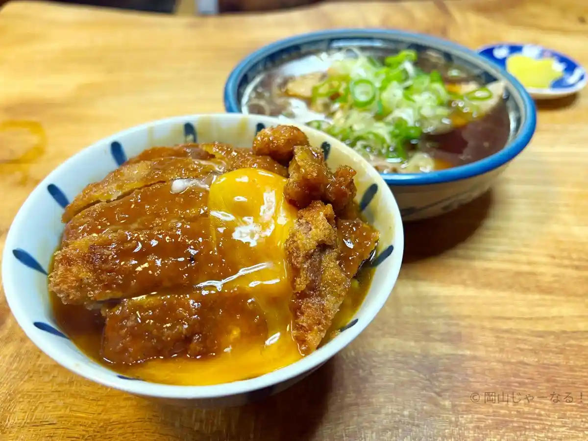 岡山市北区表町にあるだてそばの半々（支那そばとデミカツ丼）