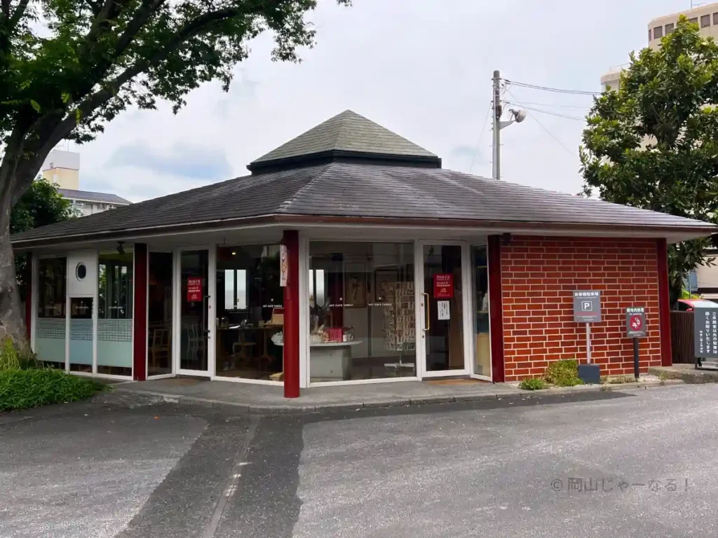 夢二郷土美術館本館内のart caféの外観