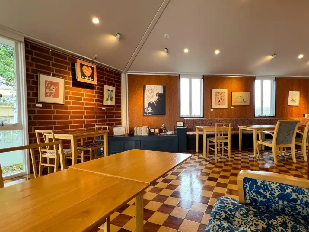 夢二郷土美術館本館内のart café 夢二の店内
