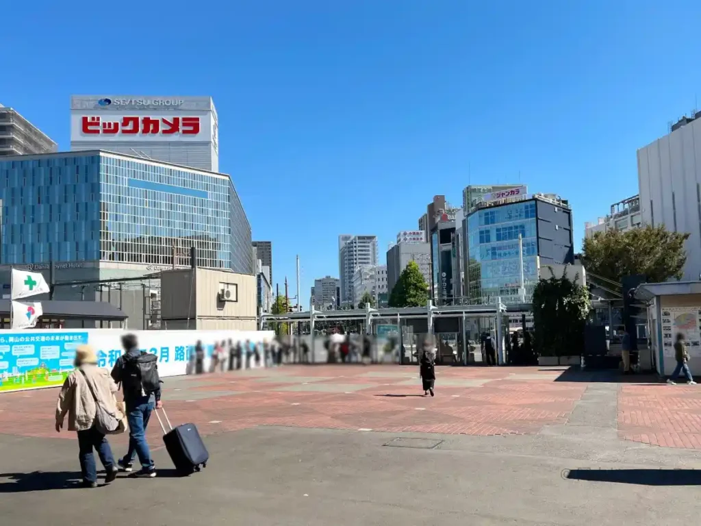 岡山駅前の街並みと駅前広場