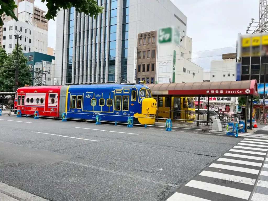 岡山駅前を走る岡山電気軌道の路面電車