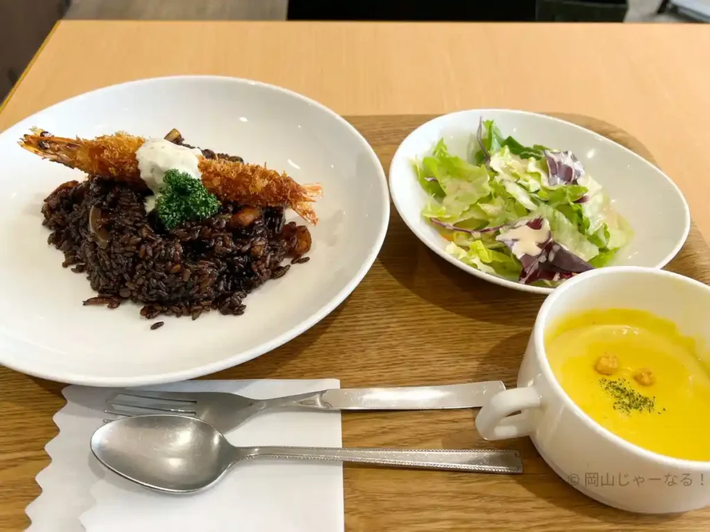 エビフライがのったえびめしとスープ・サラダのセット