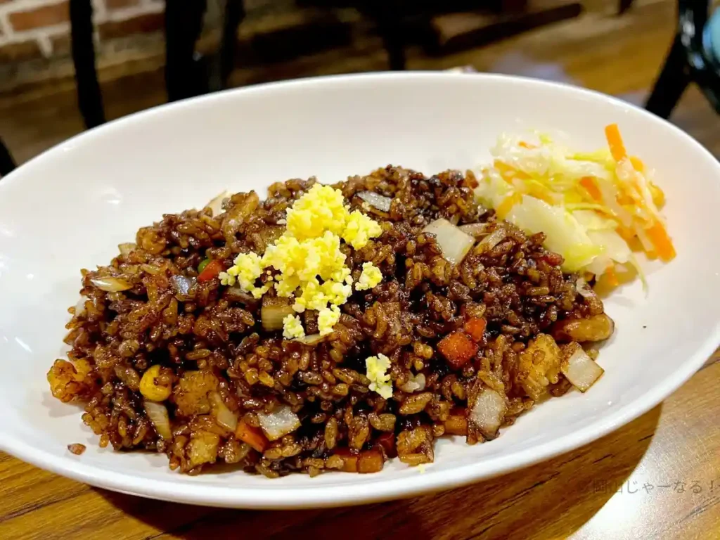 おだ珈琲店で注文したえびめしと添えられたコールスローサラダ