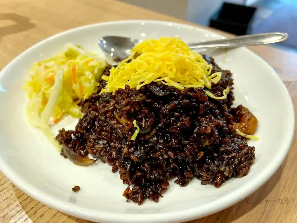 ラーメン西本のえびめし。えびめしの上に錦糸卵、皿にはコールスローサラダ
