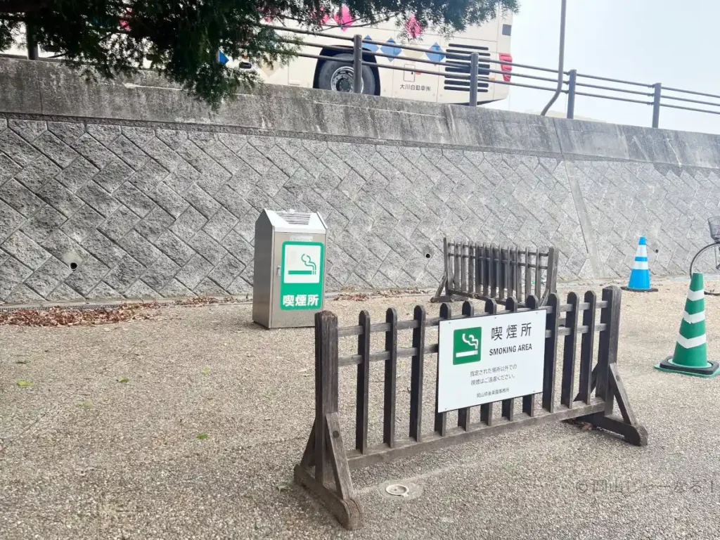 岡山後楽園外苑にある喫煙所