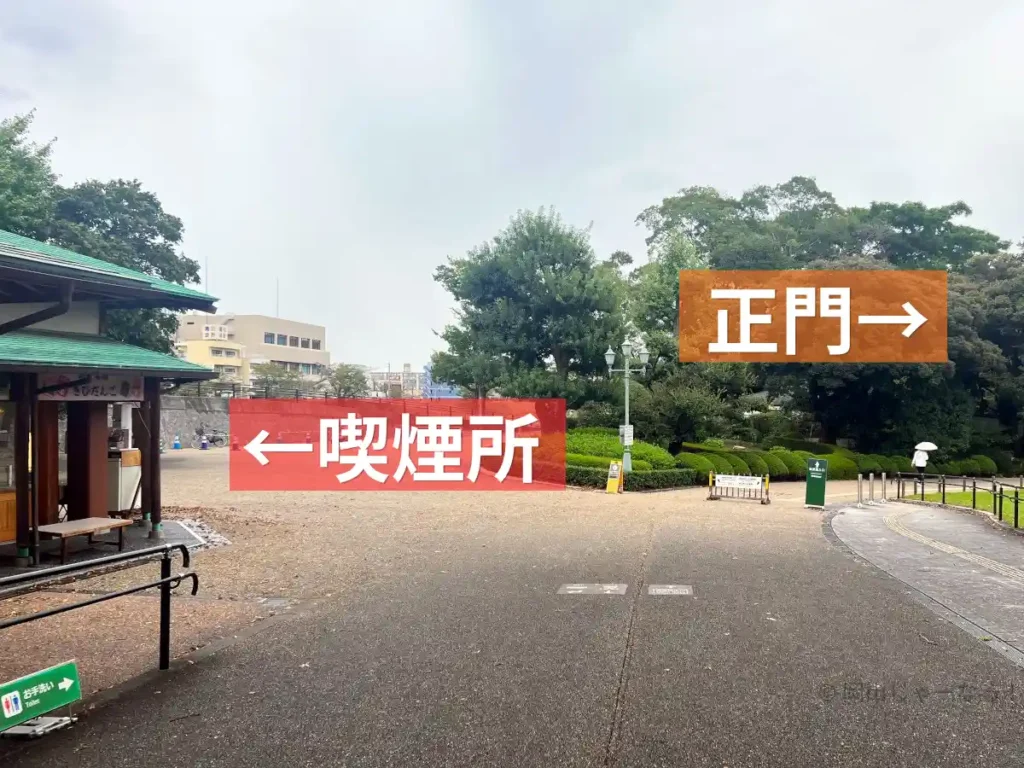後楽園外苑内の入口付近。右が正門、左の奥に喫煙所