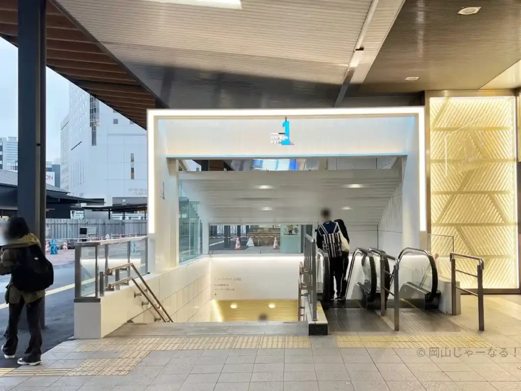 岡山駅東口の地下への降り口