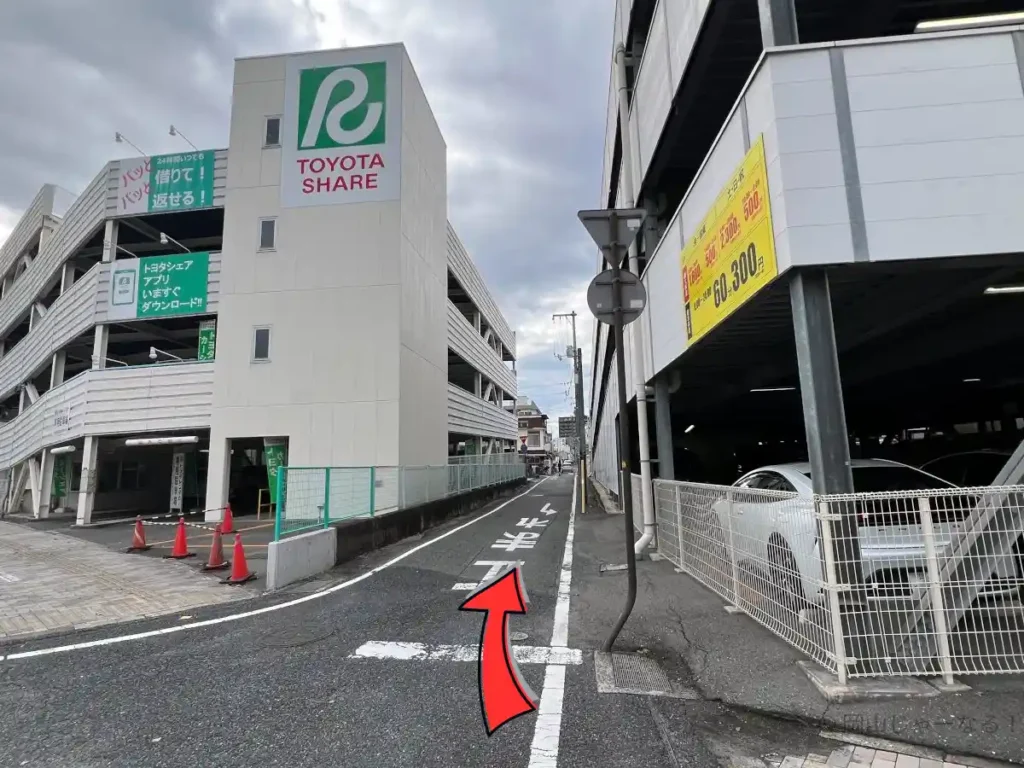 岡山駅西口近くの大通りからコインランドリーへ向かう道
