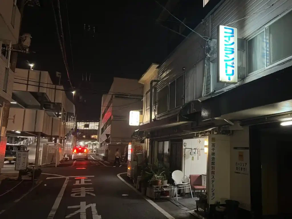 岡山駅西口近くのコインランドリー周辺の夜の道路