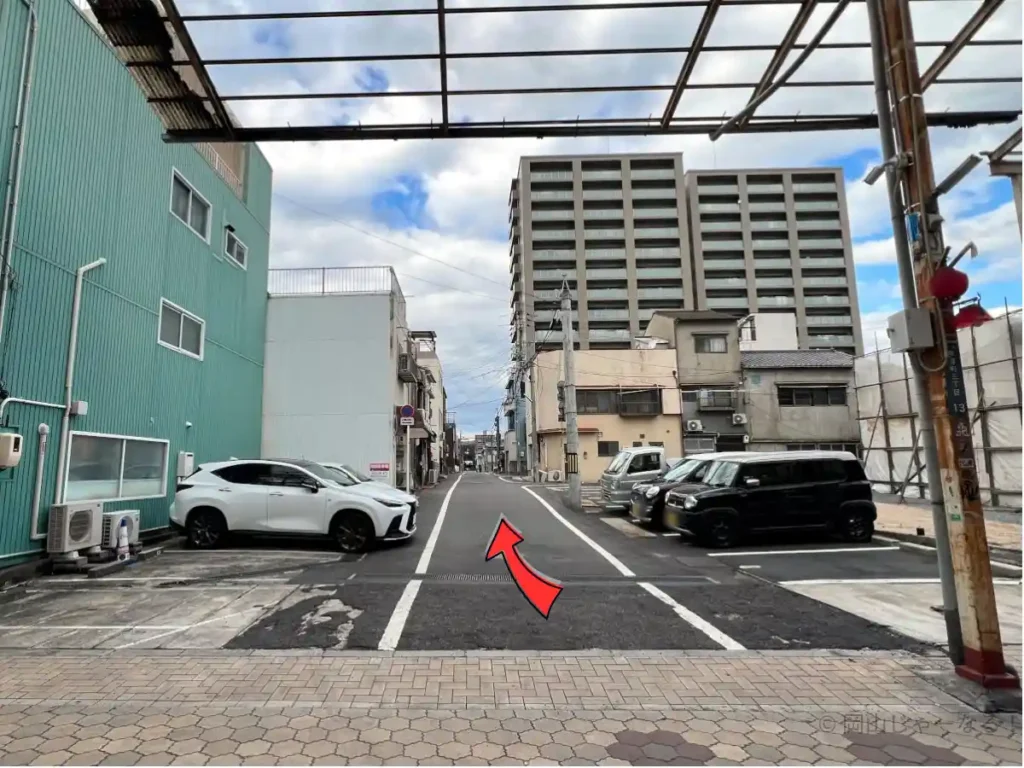 岡山駅西口から奉還町商店街を通ってアクセスできます。