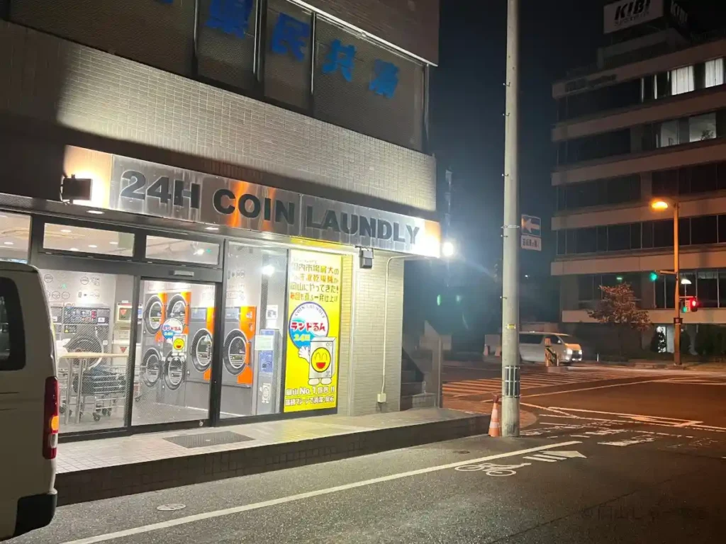 夜8時前後のランドるん柳川筋野田屋町店周辺