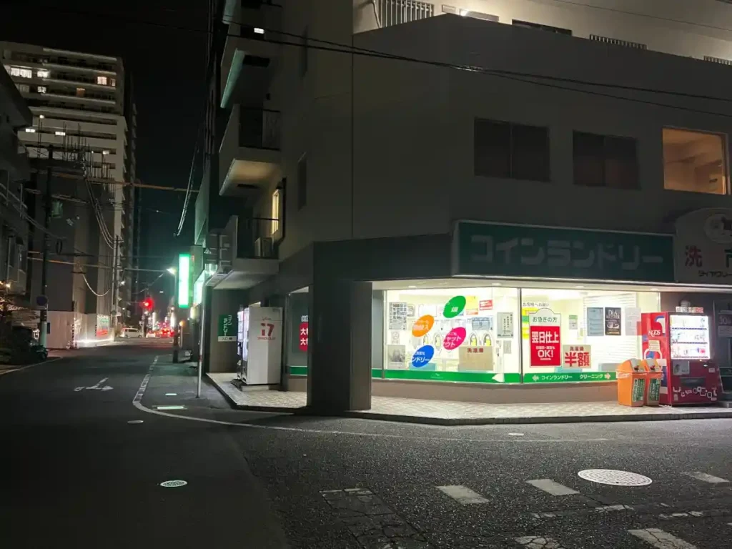 夜8時前後に撮影したコインランドリー蕃山町店周辺の道路