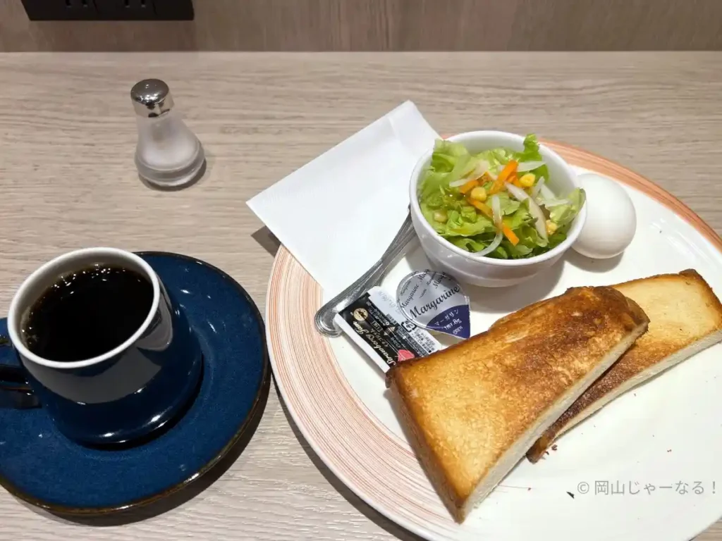 カフェバール マスカットのトーストモーニングセット トーストとサラダ、ゆで卵、ドリンク"