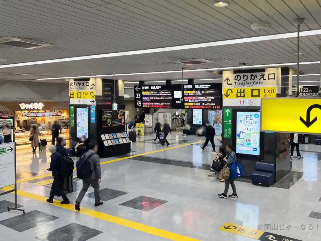 岡山駅の新幹線コンコースから在来線のりかえ口へ向かう通路
