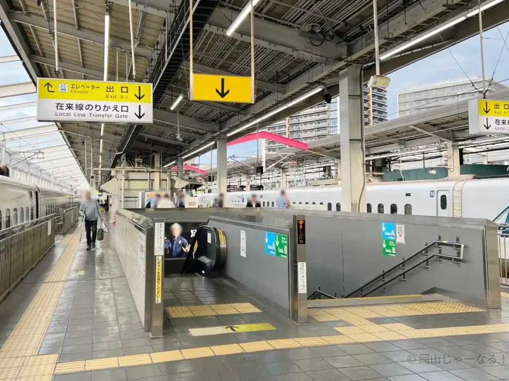 岡山駅の23・24番のりばから在来線のりかえ口へ向かうエスカレーター