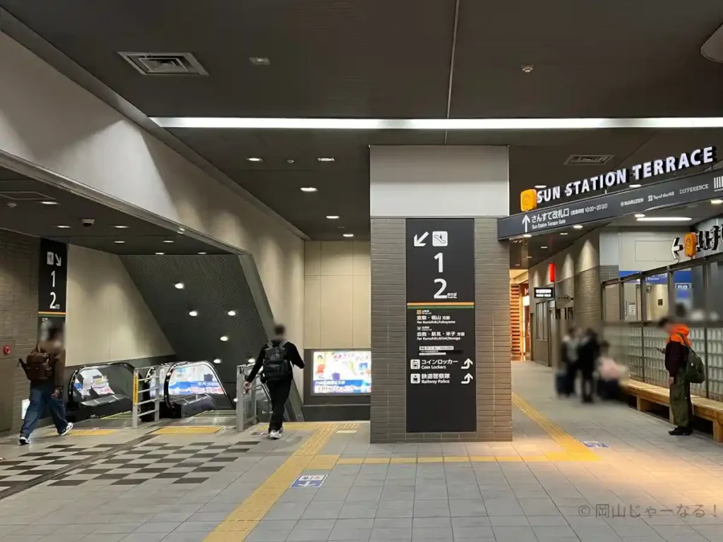新幹線コンコースから在来線改札を通過して右。在来線コンコースから1番のりば・2番のりばへ降りるエスカレーターと階段