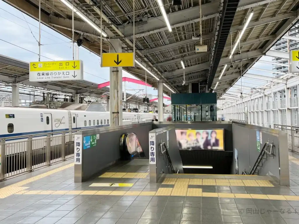 岡山駅の新幹線ホームにある在来線乗換改札方面へのエスカレーター