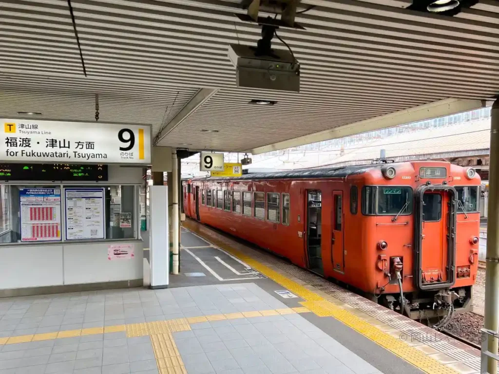 津山線の列車が停車する岡山駅9番のりば