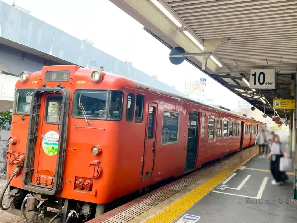 桃太郎線の総社行き列車が停車する岡山駅10番のりば