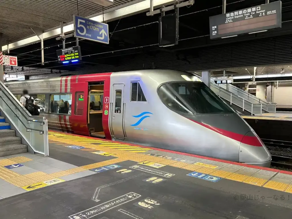 岡山駅のホームに停車する特急しおかぜ