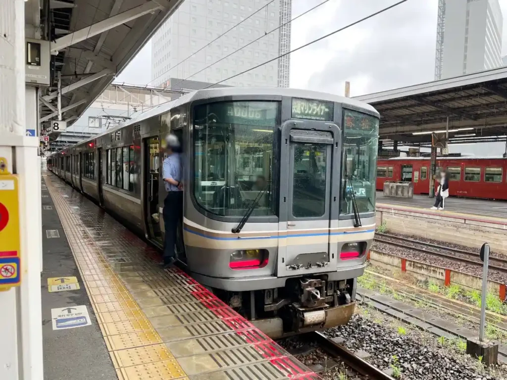 岡山駅8番のりばに停車している快速マリンライナー
