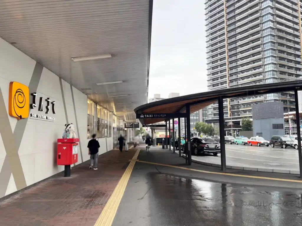 雨の日でも濡れずに利用できるタクシー乗り場