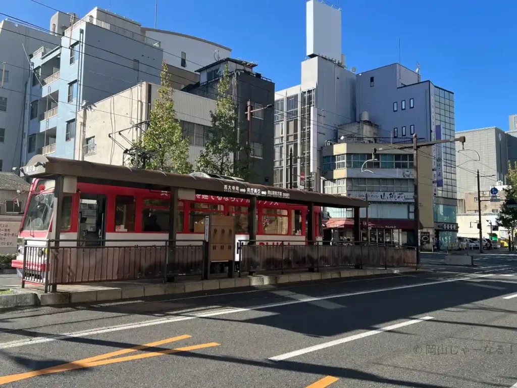 路面電車の「県庁通り」電停。行きの電停とは違う場所