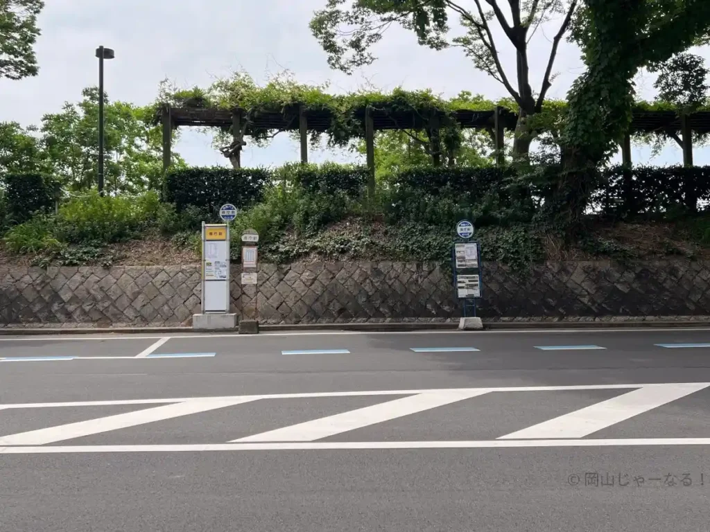 「県庁前」バス停。行きのバス停とは異なる場所にある。