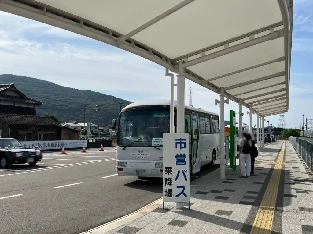 長船駅のバス乗り場で長船だがい線のバスが映っている