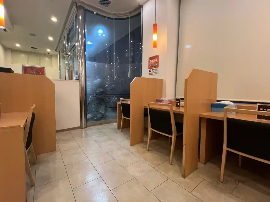 快活CLUB 岡山駅東口店の1階店内。受付やドリンクバーがあるフロア