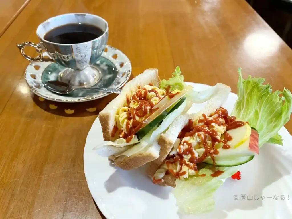 COFFEE HOUSE 街のモーニングサービスのオープンサンド