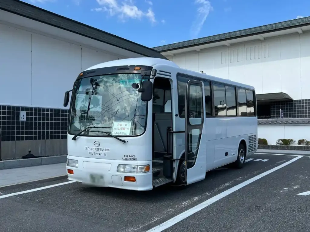 停車している観光定期バス「長船だがし線」のバス車両