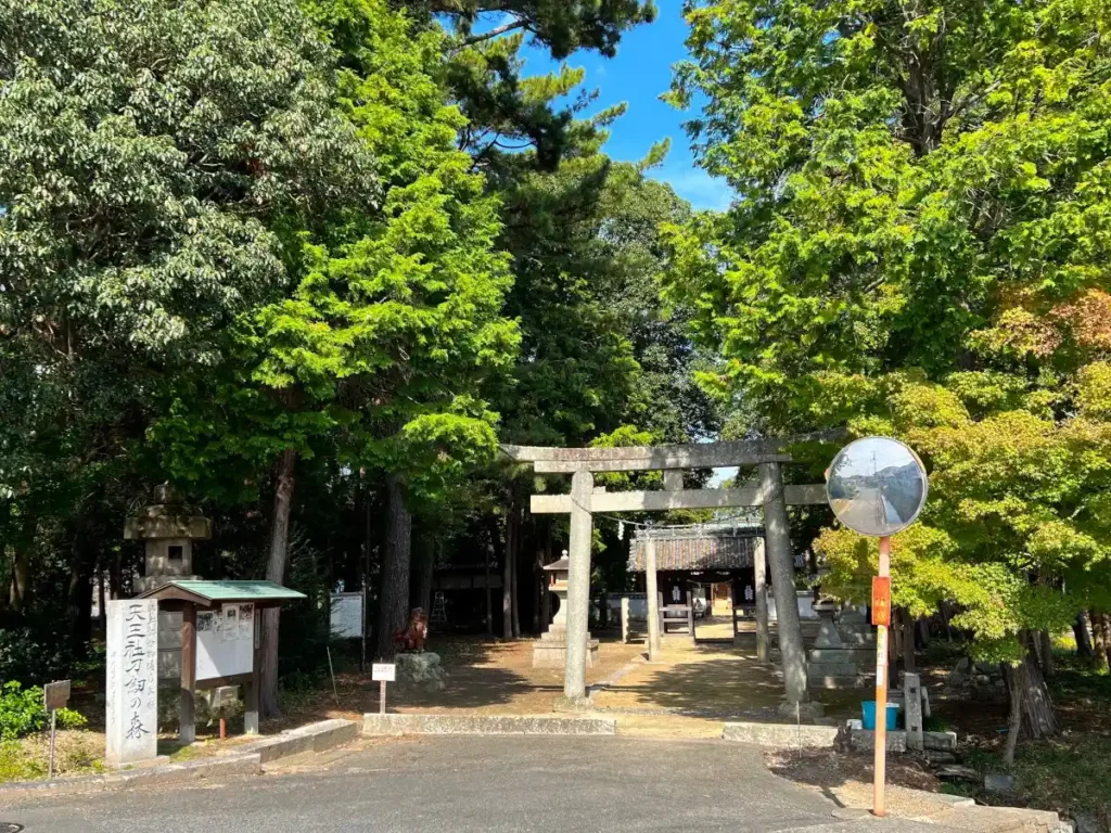 鎮守の森「天王社刀剣の森」にある靱負神社